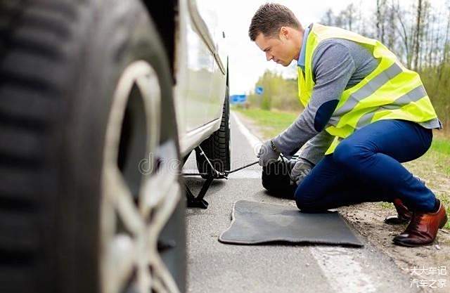 高速上爆胎怎么办打什么电话_车胎高速上爆了怎么办_高速上爆胎扣分吗
